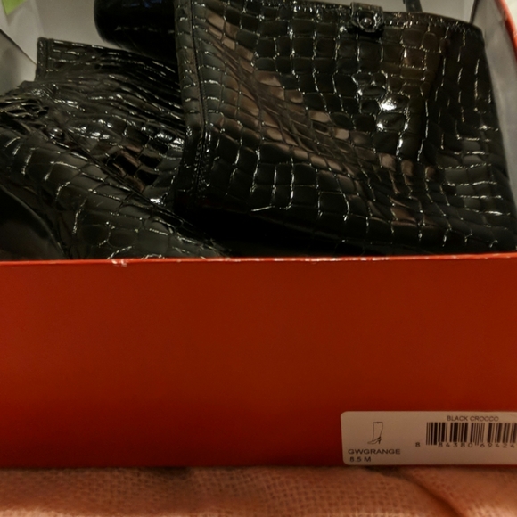 Boots to the knees - Picture 3 of 3